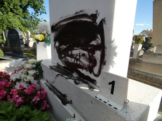 Sírköveket firkált össze a temetőben egy hetvenéves monori nyugdíjas