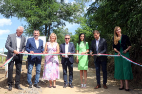 Hét prominens kellett egy dűlőút átadásához Tarcalon