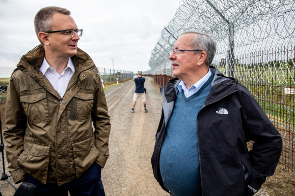 Egyre nagyobb a nyomás a határon – ijesztget Bakondi, miután a kormány szélnek eresztett több száz embercsempészt