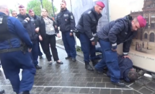 Hadházy hozzájutott egy rendőrségi videóhoz, amin látszik, mit műveltek vele