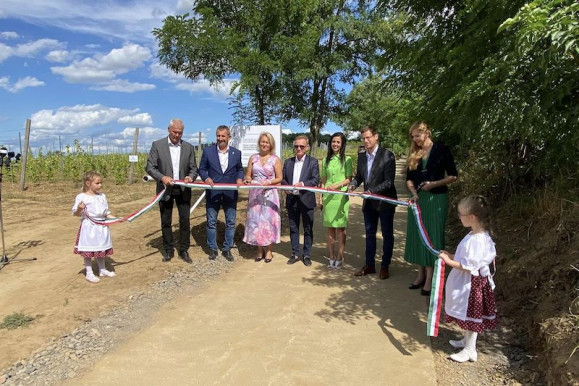 Négy férfi, két nő, egy miniszter, egy szalag, és az átadott dűlőút legendája - Selmeci János jegyzete 