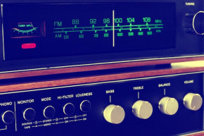 Online Poker Unplugged: Rádió által inspirált stratégiák a sikerhez