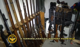 80 fegyvert tartott otthon András, a csepeli asszonyverő, csak egy alsógatya volt rajta, amikor bevitték (videóval)