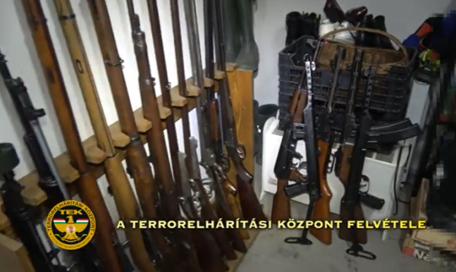 80 fegyvert tartott otthon András, a csepeli asszonyverő, csak egy alsógatya volt rajta, amikor bevitték (videóval)