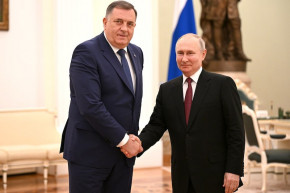 Vádemelés alatti politikus a nemzeti ünnepünk vendégei közt