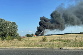Lángol egy kamion Székesfehérvár mellett