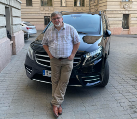 Dézsi összehúzta magát a Borkaitól örökölt szolgálati Audiban, mert 