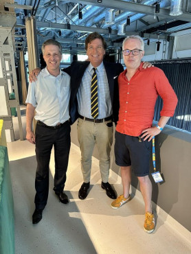 Schiffer Tucker Carlsonnal  közös képet posztolt