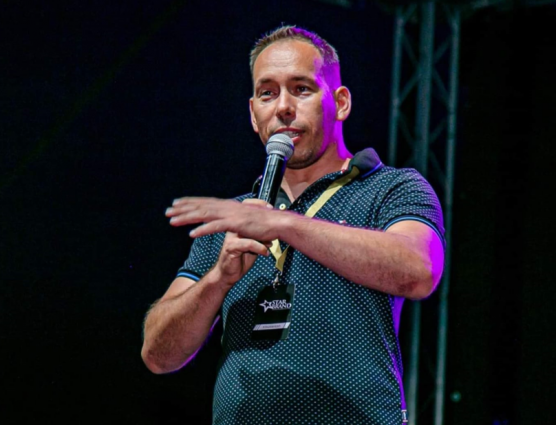 Nemzeti ünnep: Részegen, káromkodva kampányolt Borkai mellett a győri ex-fideszes (videóval)