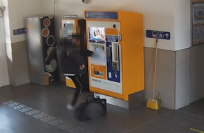 Bosszúvágy: videón, ahogy egy ember megrugdalja a MÁV-jegyautomatát Esztergomban