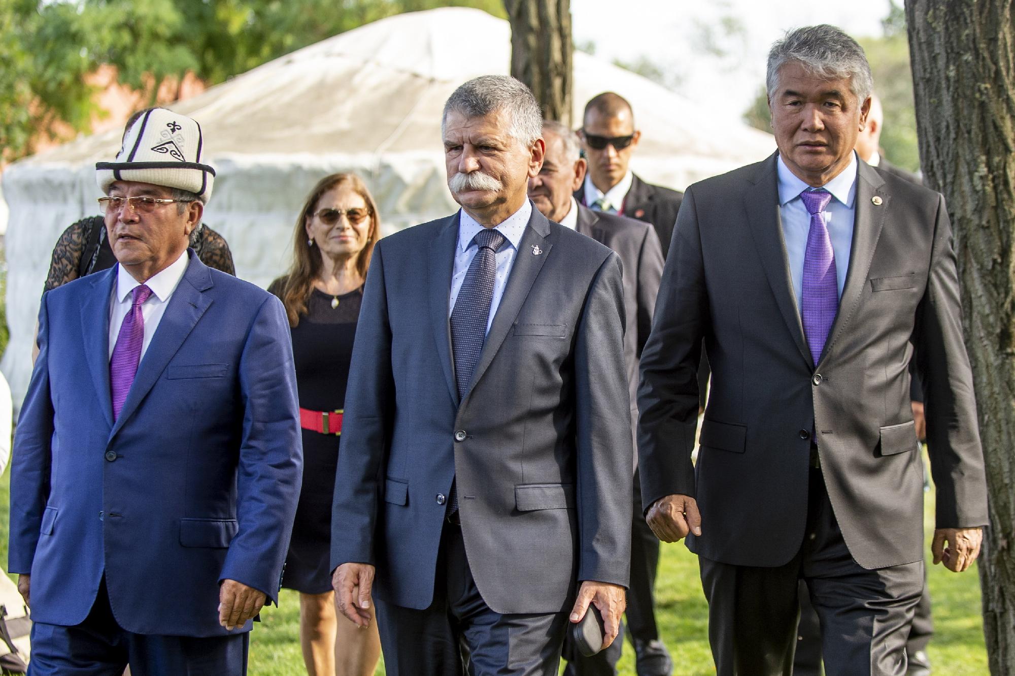 Felavatták a kirgiz Szajakbaj Karalajev szobrát a lakiteleki H