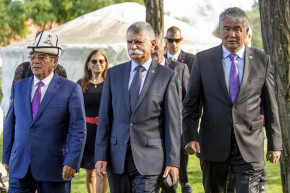 Kövér kirgiz énekmondó szobrát avatta fel a lakiteleki Hungarikum Ligetben