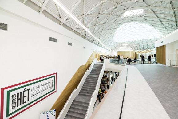 Gazdátlan seggnyalás a falon – Selmeci János jegyzete