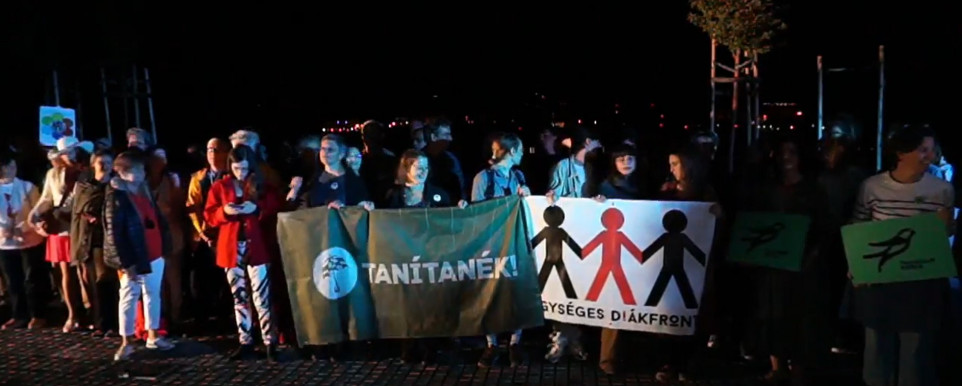 Éjfél után tüntettek a szabad oktatásért