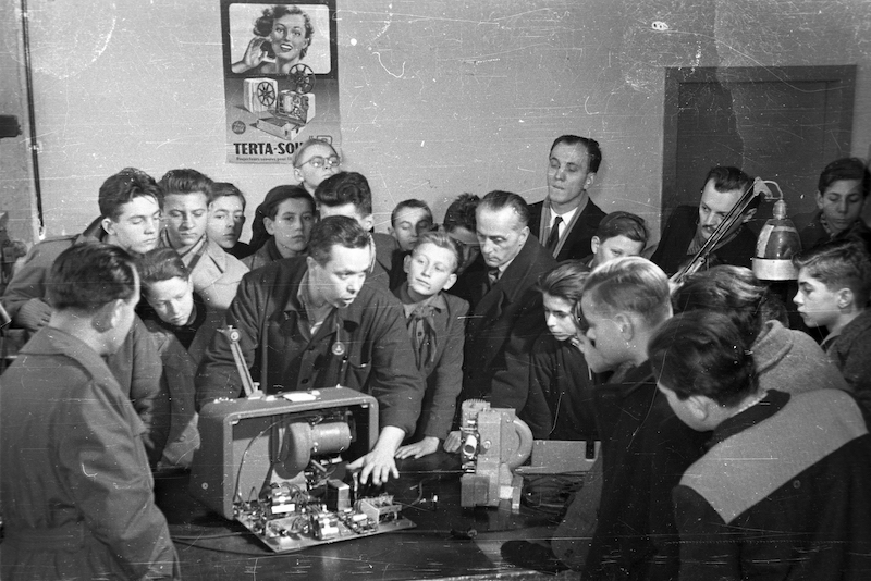1955. Budapest XIV. Hungária körút 126-128., Telefongyár. A gyárlátogatáson résztvevő tanulók és kísérőik a gyárban készülő 16 mm-es filmvetítővel ismerkednek. 