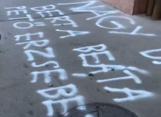 30 távozó tanár nevét írta fel a Momentum a BM előtti járdára