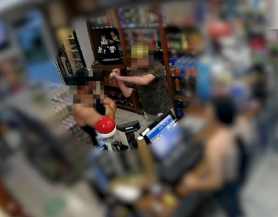 Videón, ahogy járóbottal és késsel fenyíti a fiatal izompacsirtát a nyugdíjas a tatabányai trafikban 