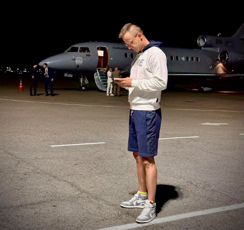 Szijjártó tornacipőben és rövidgatyóban demonstrálta, mennyire nem érdekli az Európai Parlament