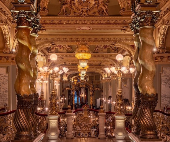 Zsolnaykat lopott a New Yorkból András és bűntársnője, a porcelánokat az interneten árulták