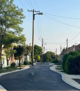 Villanyoszlopok maradtak a felújított út közepén, de legalább por nincs