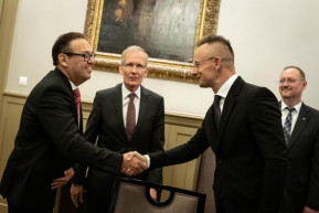 Szijjártó az uniós külügyminiszterek helyett inkább egy német multi képviselőivel találkozik