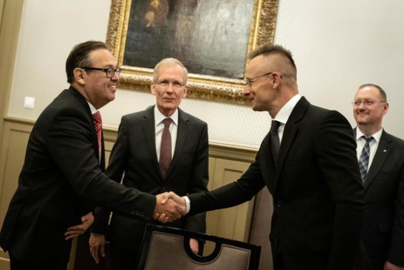 Szijjártó az uniós külügyminiszterek helyett inkább egy német multi képviselőivel találkozik