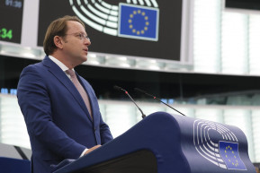 Nem esedékes támogatások leállítását jelenetette be Várhelyi