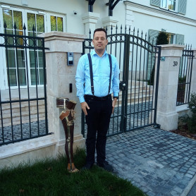 Műlábat állítottak Tiborcz elitklubja elé Keresztény Zoltánék