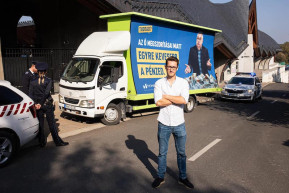 Orbán felcsúti háza előtt a Momentum