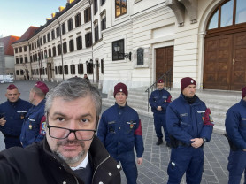 Megint szétszedte a kordont a Momentum a Karmelitánál, de csak postán tudnák elküldeni a követeléseiket Orbánnak