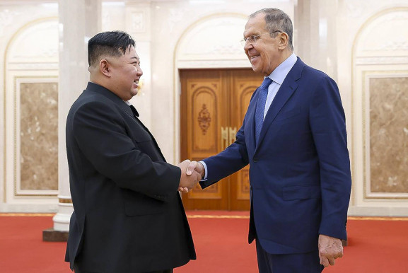 Lavrov Oroszország támogatásáról biztosította Kim Dzsongunt