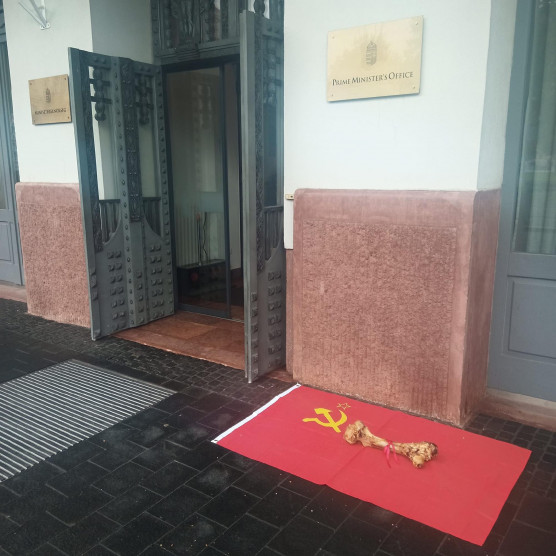 Szovjet zászlón nyugvó cupákot rakott a Miniszterelnökség elé Keresztény Zoltán