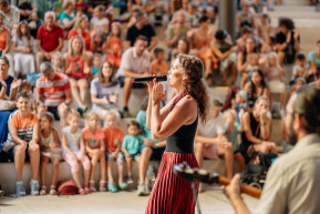 A pszichológus, aki mesekoncerteket ad