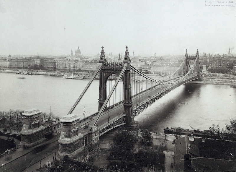 Az Erzsébet híd a Gellérthegyről nézve 1913-ban
