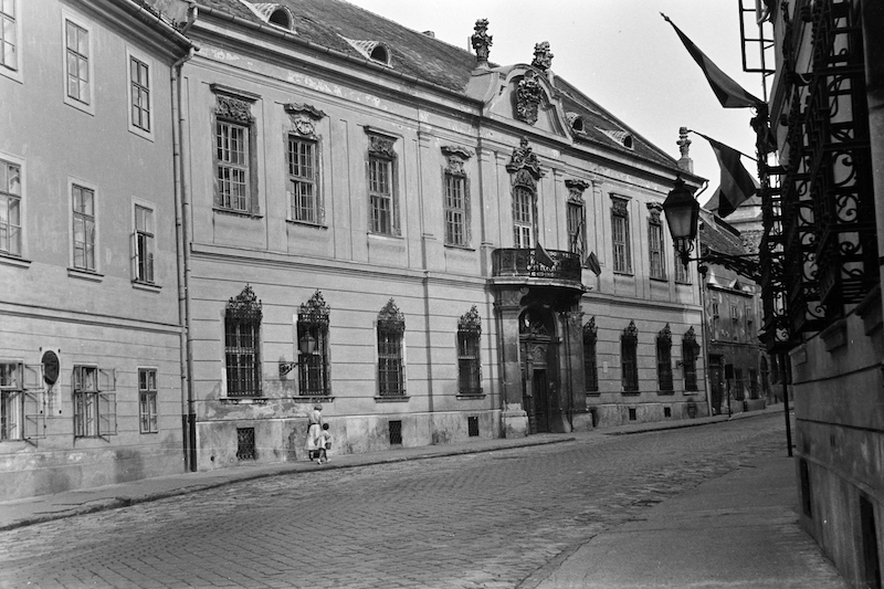 1958. Táncsics Mihály utca a Mátyás-templom felé nézve. Szemben a 7. szám, az Erdődy (Hatvany) palota, ekkor általános iskola, ma Zenetudományi Intézet.