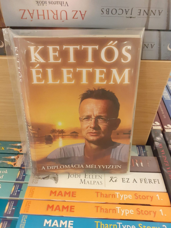 Kettős életek: fiktív NER-könyveket csempésztek be a Libri boltjaiba 
