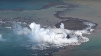 Apró sziget jelent meg Japán partjainál