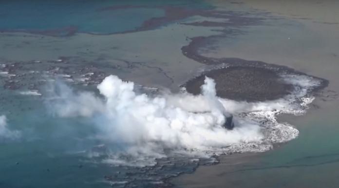 Apró sziget jelent meg Japán partjainál