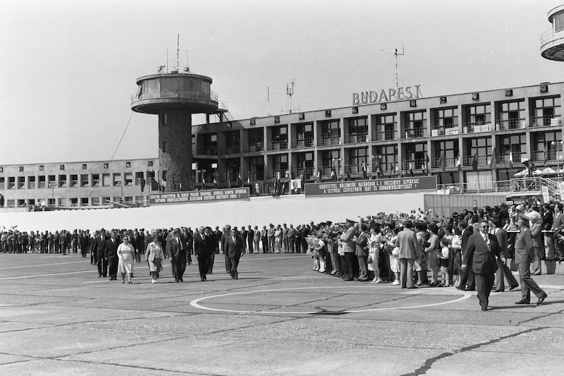 A szovjet párt- és kormányküldöttség ünnepélyes fogadása 1979. május 30-án a Ferihegyi (ma Liszt Ferenc) repülőtéren.