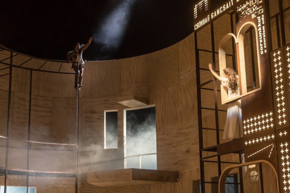 Súlyos baleset történt a Nemzeti Színházban