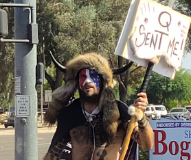 Már csak ő hiányzott: a QAnon Sámán is elindul az amerikai választáson