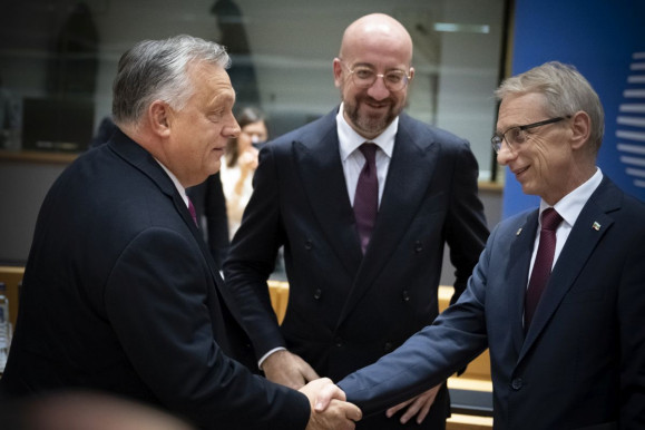 Orbán viszi a kultúrharcot Brüsszelbe, az MCC szatelitje gyártja hozzá a propaganda-üzemanyagot – írja a Politico