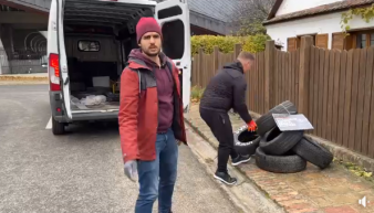 Tompos Márton gumiabroncsokat pakolt Orbán szülőháza és munkahelye elé