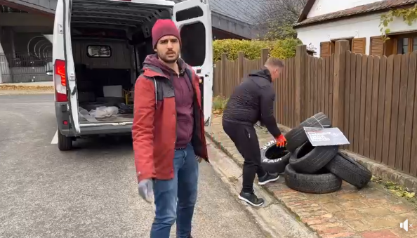 Tompos Márton gumiabroncsokat pakolt Orbán szülőháza és munkahelye elé