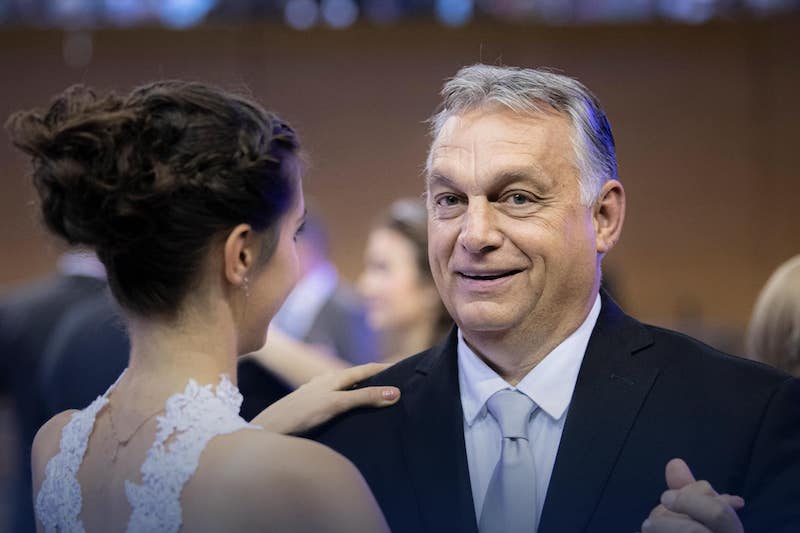 Orbán táncol