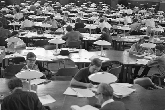 Vörös és Barna – így nyomorították meg a könyvtárakat is a diktatúrák