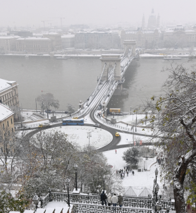 Havazás és ónos eső: lezárták a Normafát