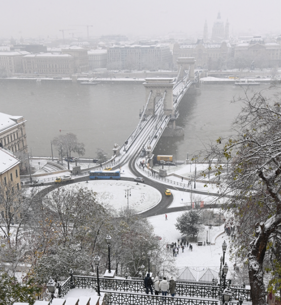 Eltörött a hókotró lapátja Piliscsabán, kézzel tolják a havat az emberek