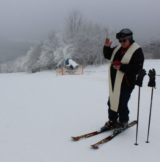 Dékány Árpád Sixtus atya megáldotta a síszezont Eplényben