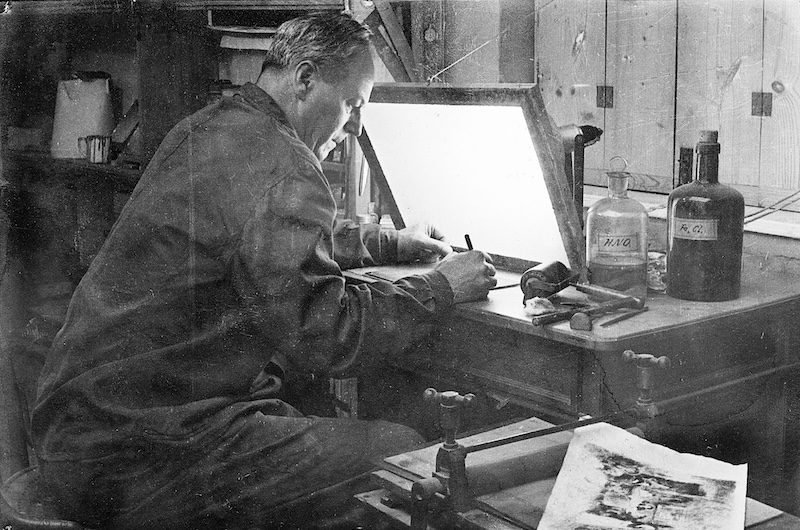 Szőnyi István rézkrckészítés közben 1957-ben